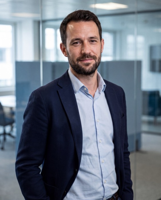 Consultant en intelligence artificielle dans un espace de bureau